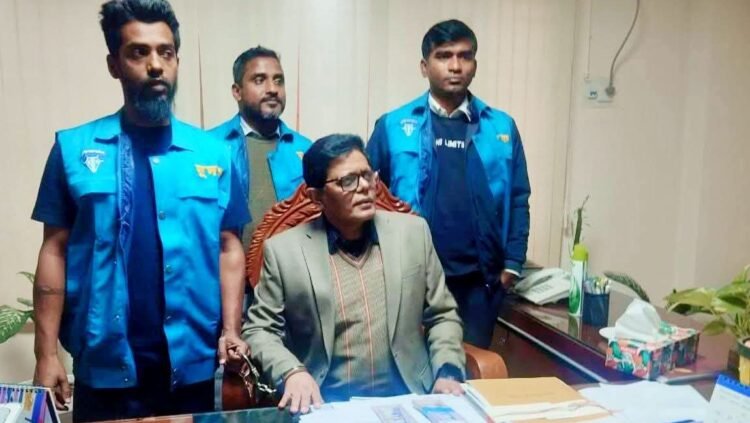 যশোর জেলা প্রাথমিক শিক্ষা অফিসার ঘুষের টাকাসহ আটক