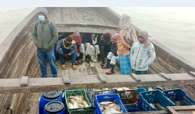 দুর্দশায় নিম্ন আয়ের মানুষ,টানা শীতে বিপর্যস্ত হাতিয়া বাসি