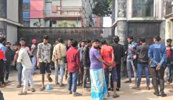 সাভার ও আশুলিয়ায় দুটি পোশাক কারখানা বন্ধ ঘোষণা, শ্রমিকদের বিক্ষোভ