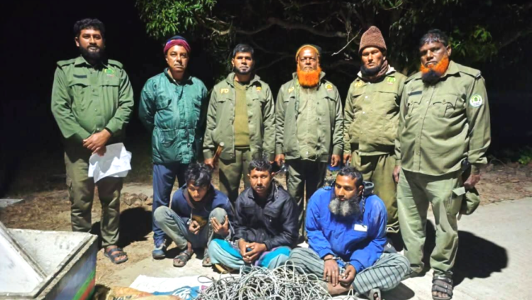 সুন্দরবনে ফাঁদসহ ৩ হরিণ শিকারি আটক