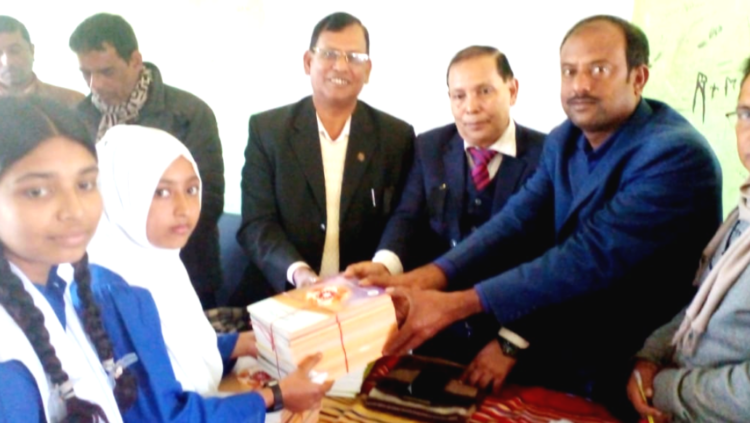 ফরিদপুরে নতুন বছরের প্রথম দিনেই শিক্ষার্থীদের মাঝে নতুন পাঠ্যবই বিতরণ