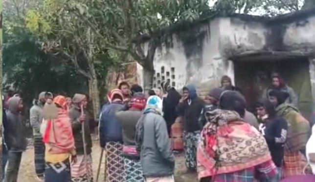 তানোরে গভীর নলকূপে তালা উত্তেজনা