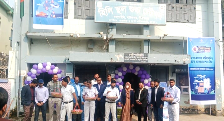 হিলিতে শুন্য রেখায়   আন্তজাতিক কাষ্টমস্ দিবসে দুদেশের ভাতৃত্ব বজায় রাখার লক্ষ্যে মিষ্টি বিতরণ করেন।
