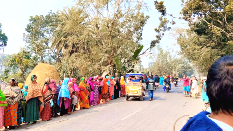 ধামইরহাটে মরহুমা উম্মে হাবিবাকে হত্যার ঘটনায় দোষীদের গ্রেপ্তারের দাবিতে মানববন্ধন