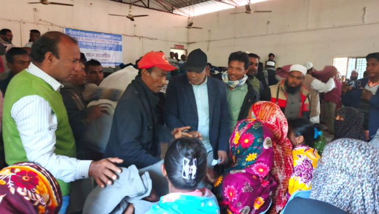 ডিমলায় আল মানাহিল ফাউন্ডেশনের উদ্যোগে শীতার্তদের মাঝে কম্বল বিতরণ