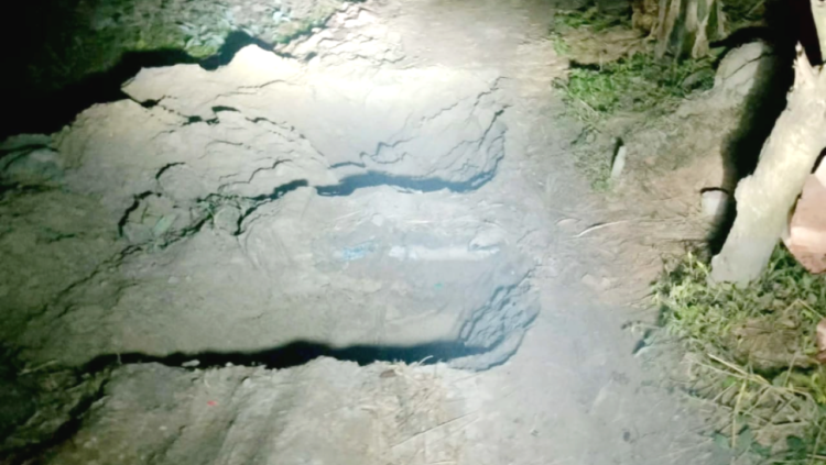 ধুনটে চলাচলের একমাত্র রাস্তা মাটি কেটে বন্ধ, চরম দুর্ভোগে ৩০টি পরিবার