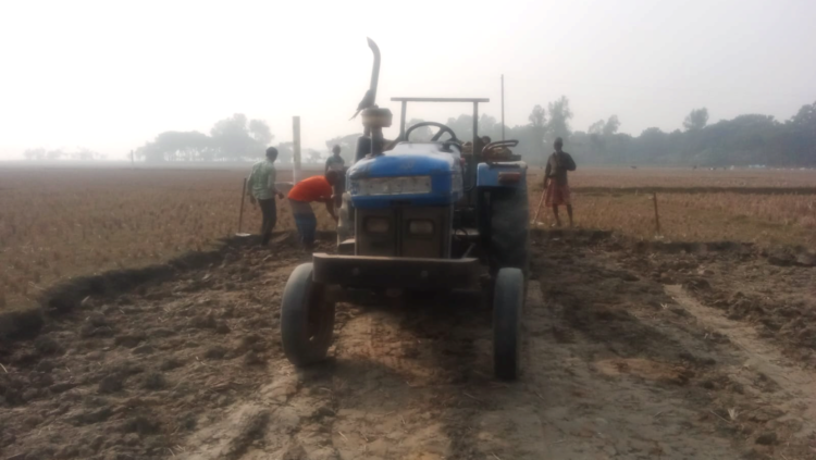 বদলগাছীতে ইটভাটার গ্রাসে ফসলি জমির উর্বর মাটি, আবাদ হুমকিতে