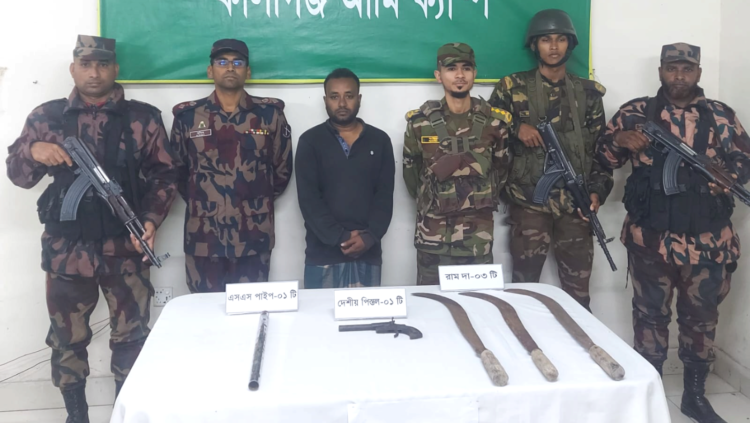 শ্যামনগরে সেনাবাহিনী ও বিজিবি কর্তৃক অস্ত্র উদ্ধার অভিযান