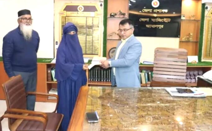 সড়ক দুর্ঘটনায় ক্ষতিগ্রস্তদের মাঝে চেক বিতরণ