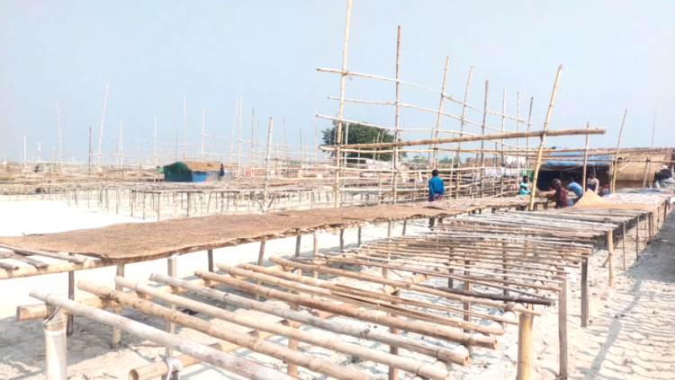 বনদস্যুর আতঙ্ক আর মাছশূন্য সাগরঃদুবলারচরে নীরব শুঁটকির মাচা,জেলেদের দুশ্চিন্তাগ্রস্ত মুখ,জেলে-মহাজনরা নিরাপত্তা কবে পাবে কি