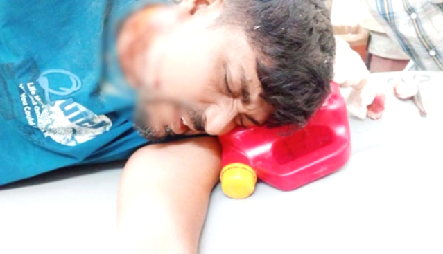 যশোরের ঝুমঝুমপুর এলাকায় জমি সংক্রান্ত বিরোধে একজনকে পিটিয়ে জখম