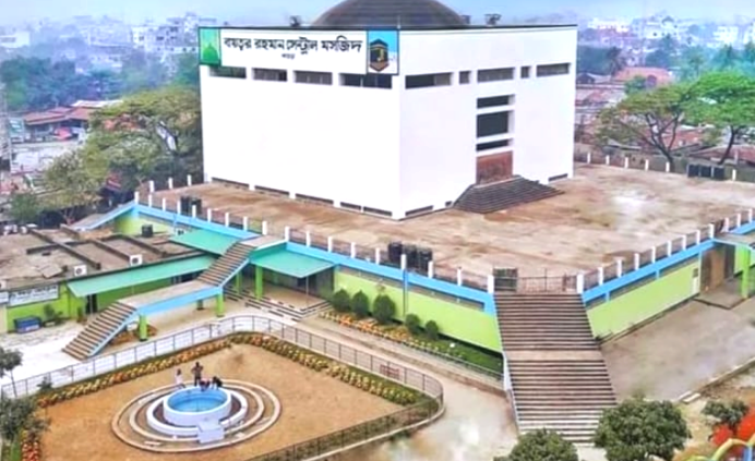 বগুড়ার বায়তুর রহমান সেন্ট্রাল  মসজিদের আশেপাশে পরিষ্কার পরিচ্ছন্ন করা হচ্ছে জনাব তারেক রহমানের আগমনে।