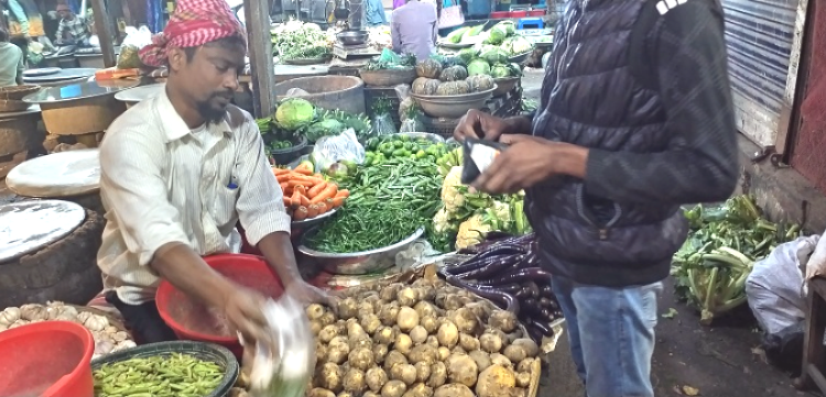 দোহারে পেঁয়াজ ও আলুতে স্বস্তি থাকলে সবজির বাজার ঊর্ধ্বমুখী