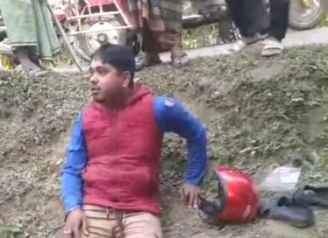 ঝালকাঠির রাজাপুরে চলন্ত গাড়িতে দা দিয়ে কুপিয়ে দেড় লাখ টাকা ছিনতাই