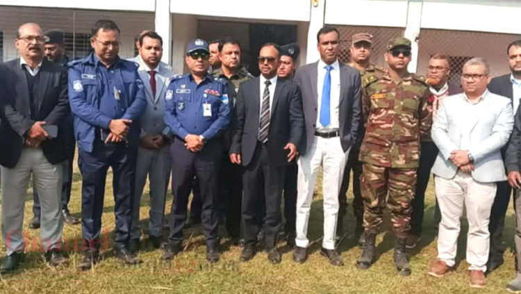 মাগুরার শ্রীপুরে ভোটকেন্দ্র পরিদর্শন করলেন জেলা রিটার্নিং কর্মকর্তা