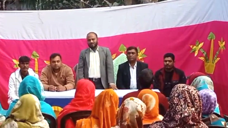 ঝালকাঠিতে ধানের শীষের পক্ষে নারীদের সাথে উঠান বৈঠক