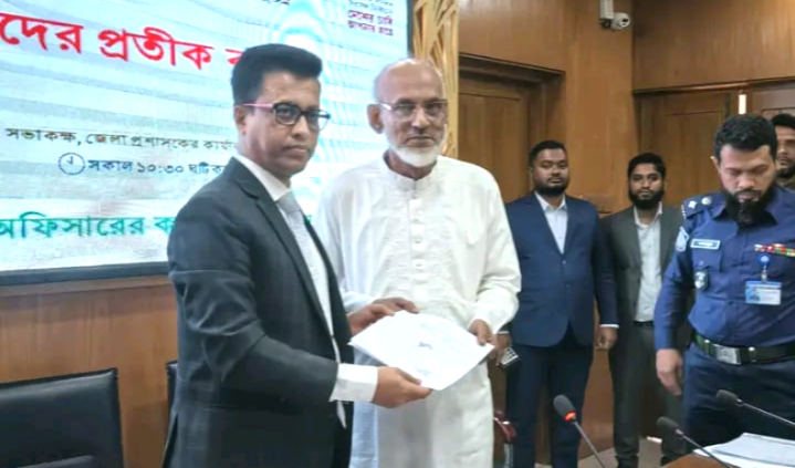 পিরোজপুর-১ আসনে বিএনপি প্রার্থী অধ্যক্ষ আলমগীর হোসেনের হাতে ধানের শীষ