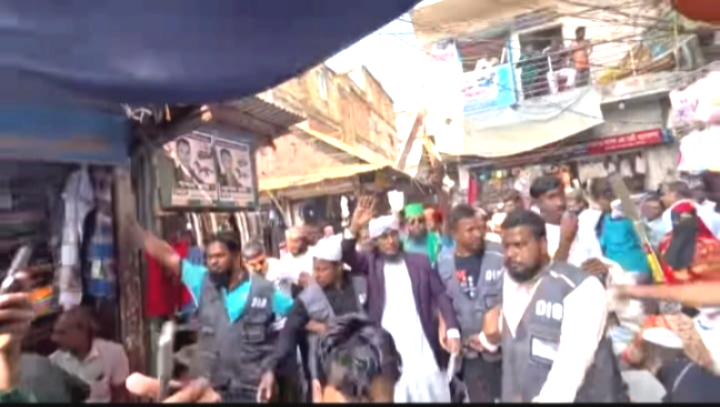 মাধবপুর বাজারে মোমবাতি প্রতীকের প্রার্থী মুফতি গিয়াস উদ্দিন আত তাহেরীর গণসংযোগ