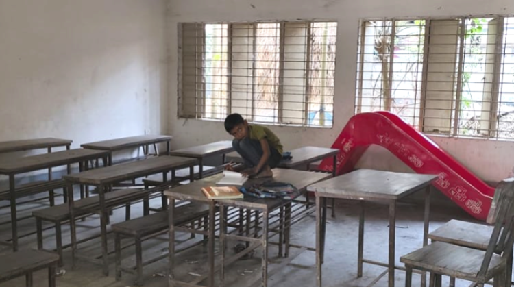 জামালপুরের মাদারগঞ্জ উপজেলায় ৭১নং গোদাশিমুলিয়া সরকারি প্রাথমিক বিদ্যালয়ে পাঁচজন শিক্ষক থাকলেও শিক্ষার্থী পাওয়া গেছে মাত্র একজন