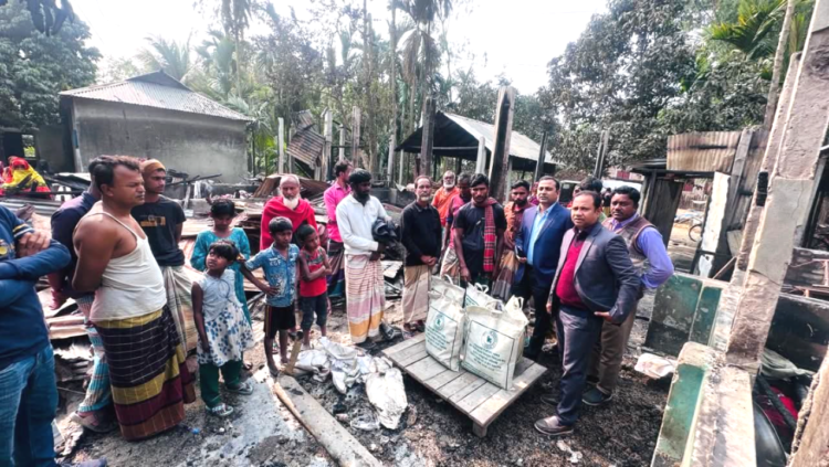 রাজারহাটে ভয়াবহ অগ্নিকান্ডে ৫পরিবারের সর্বস্ব ভস্মীভূত