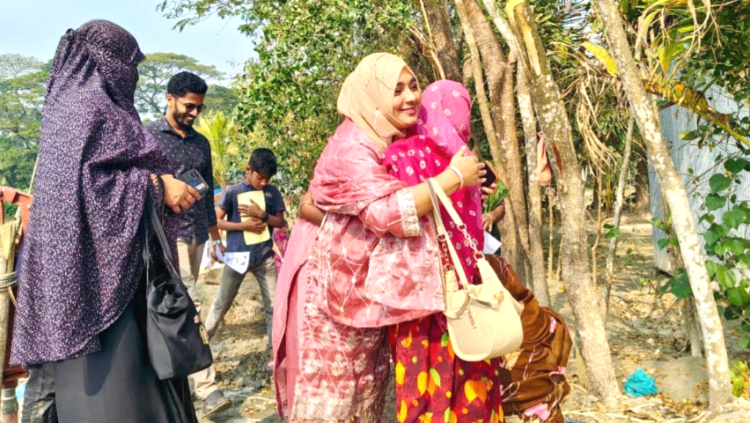 স্বামীর জন্য ভোট চাইতে হাতিয়ায় গ্রামে গ্রামে যাচ্ছেন হান্নান মাসউদের স্ত্রী