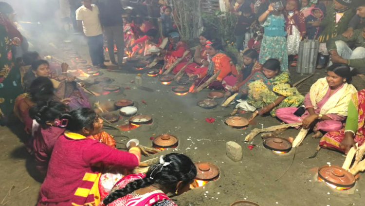 ‎পিরোজপুরে ১০৮ চুলায় চিতই পিঠার মহোৎসব, হাজারো মানুষের ঢল