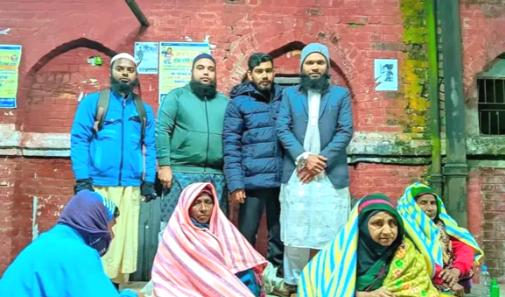 থার্টি ফার্স্ট নাইটে শীতার্ত সুবিধাবঞ্চিতদের মাঝে ‘রূপসী নওগাঁ’