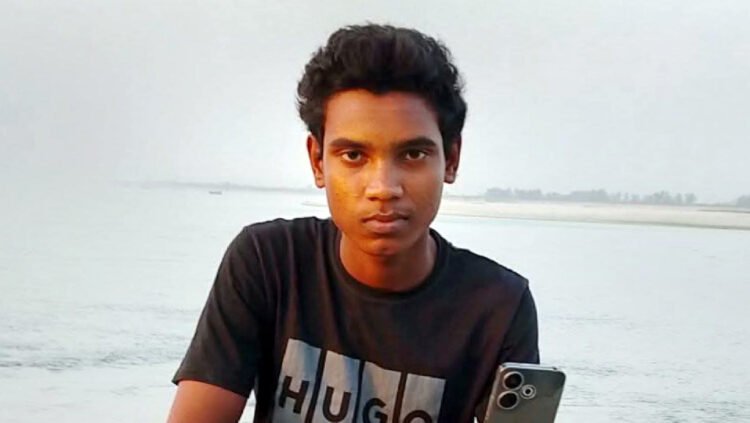 যমুনা নদীতে গোসল করতে গিয়ে নিখোঁজ হয়েছেন এক কলেজ ছাত্র।