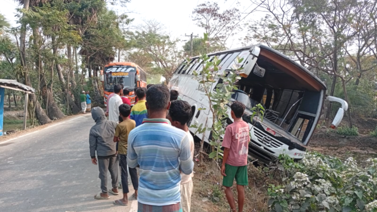 নলবুনিয়া সড়কের ঢালে সাকুরা পরিবহনের বাস দুর্ঘটনা, অল্পের জন্য রক্ষা পেলেন যাত্রীরা