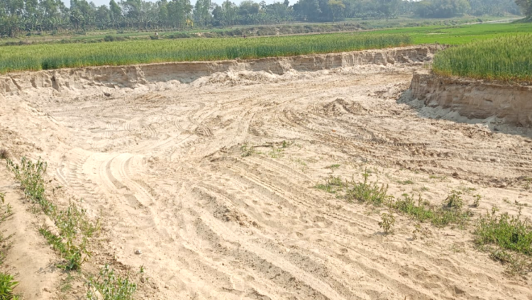 নওগাঁয় ছোট যমুনার কোলথেকে অবৈধভাবে বালু উত্তলোন ও ইটভাটাসহ বিভিন্ন জায়গায় সংরক্ষণ ও বিক্রি