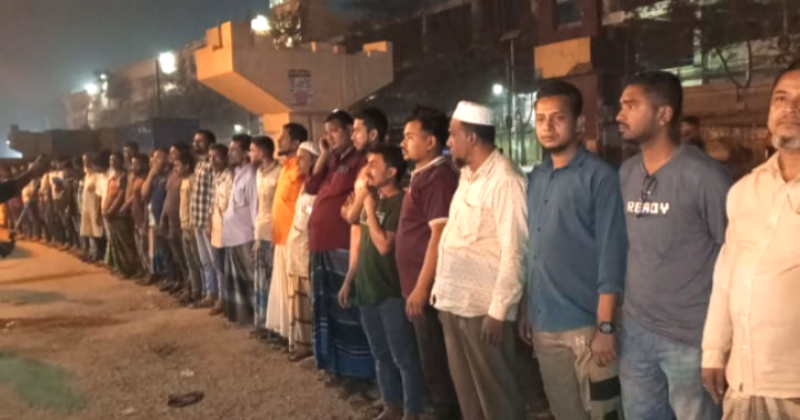 ফুটপাতে চাঁদাবাজির প্রতিবাদে জাতীয়তাবাদী হকার্স দলের বিক্ষোভ ও মানববন্ধন