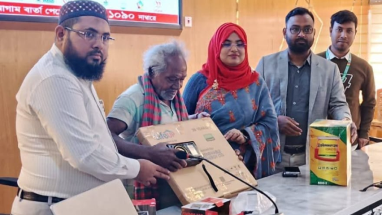 শ্যামনগরে সাগরগামী জেলেদের দুর্যোগ ঝুঁকি হ্রাসে উপকরণ বিতরণ