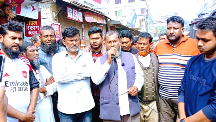 পলাশবাড়ীতে ব্যবসায়ীকে ছুরিকাঘাতের ঘটনায় দোকান বন্ধ রেখে বিক্ষোভ