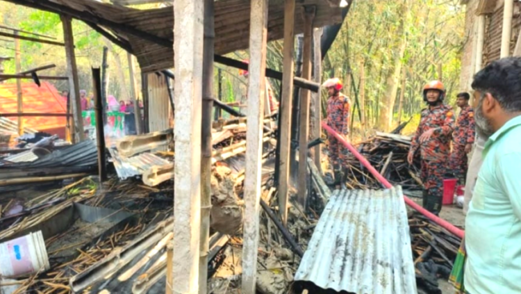 কুষ্টিয়ায় মাদকাসক্ত ছেলের দেওয়া আগুনে পুড়লো বসতঘর