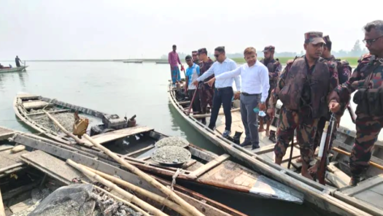 তিস্তা নদীতে অবৈধ পাথর উত্তোলন: টাস্কফোর্সের অভিযানে ১১ নৌকাসহ সরঞ্জাম ধ্বংস