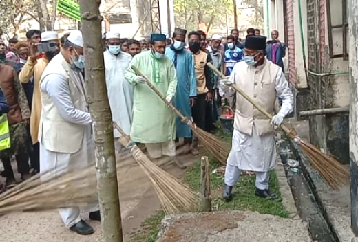 শ্যামনগরে এমপি গাজী নজরুল ইসলামের হাতে ঝাড়ু, পরিষ্কার পরিচ্ছন্নতা অভিযান শুরু