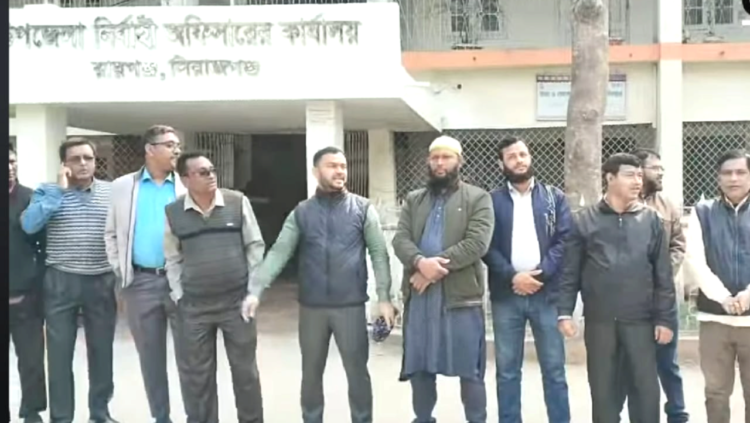 রায়গঞ্জে সরকারি কর্মকর্তা-কর্মচারীদের পে-স্কেল বাস্তবায়নের দাবিতে কর্মবিরতি