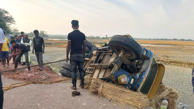 রাস্তা তো নয়, যেন মরণফাঁদ বটিয়াঘাটা–পাইকগাছা সড়কে চরম ভোগান্তি, প্রতিদিনই দুর্ঘটনার আশঙ্কা