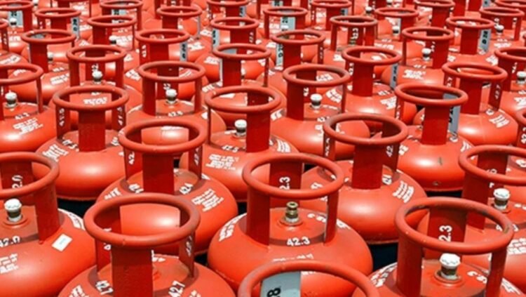 সরকারি দাম কেবল কাগজে কলমে, দোহার-নবাবগঞ্জে গ্যাসের বাজারে সিন্ডিকেটের থাবা