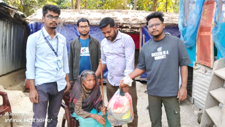 আমতলীতে স্বপ্ন ছোঁয়া স্বেচ্ছাসেবী যুব সাংগঠনের পক্ষ থেকে গরিব ও দুঃস্থদের মাঝে ইফতার সামগ্রী বিতরণ