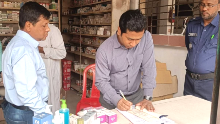 মনোহরদীতে ভ্রাম্যমাণ আদালতের অভিযান অনুমোদনহীন কীট ও মেয়াদোত্তীর্ণ ঔষধে দুই প্রতিষ্ঠানে ১ লাখ টাকা জরিমানা