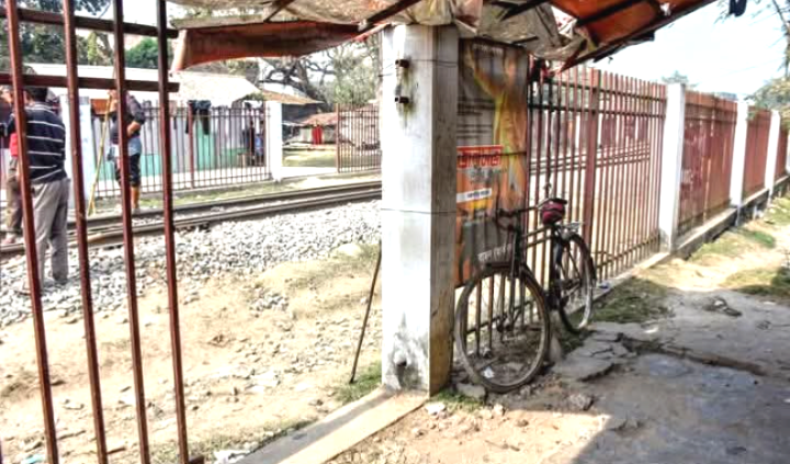গাইবান্ধায় রেলওয়ের বাউন্ডারি কেটেছে  দুর্বৃত্তরা : নিরাপত্তাকর্মীদের দায়িত্ব নিয়ে প্রশ্ন
