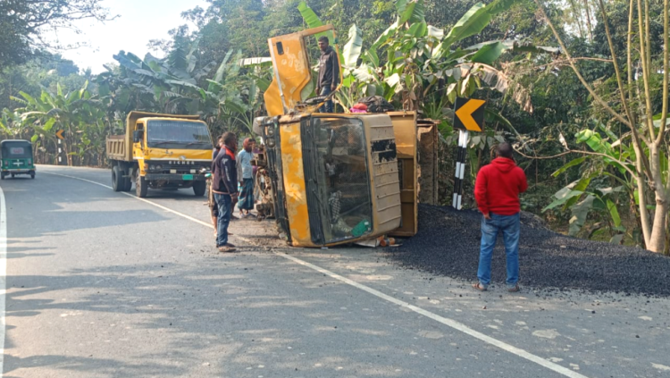 নওগাঁ টু বদলগাছী মেইনরোডে পিচসহ ড্যামট্রাক দুর্ঘটনা সম্মুখীন