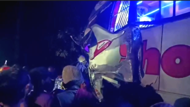 গোপালগঞ্জের চন্দ্রদিঘলিয়ায় বাস-ট্রাক মুখোমুখি সংঘর্ষে আহত ১৫