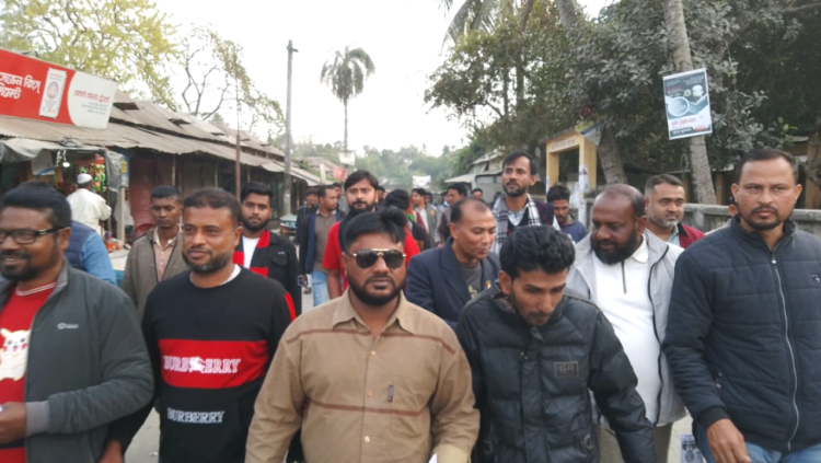 শালিখায় নির্বাচন উপলক্ষে কৃষক দল, ধানের শীষের  লিফলেট  বিতরণ করেন