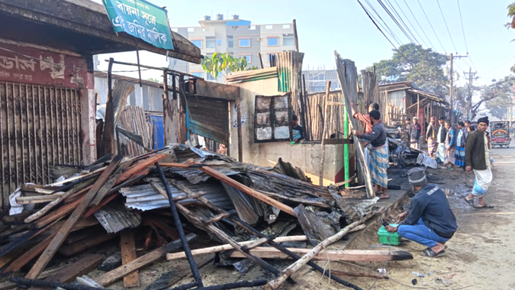 ঈদগাঁও বাজারে গভীর রাতে রহস্যজনক অগ্নিকাণ্ড  তিন দোকান পুড়ে ছাই, লুটপাটের আলামত