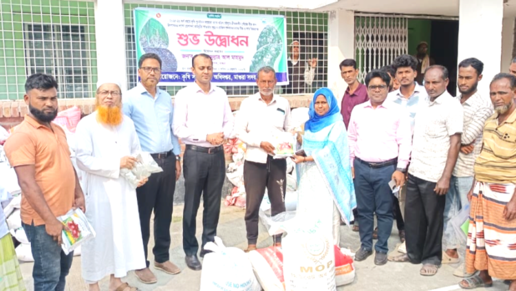 মাগুরায় গ্রীষ্মকালীন পেঁয়াজ বীজ কন্দ উৎপাদনের লক্ষ্যে প্রণোদনা প্রদান ও কৃষক প্রশিক্ষণ অনুষ্ঠিত।