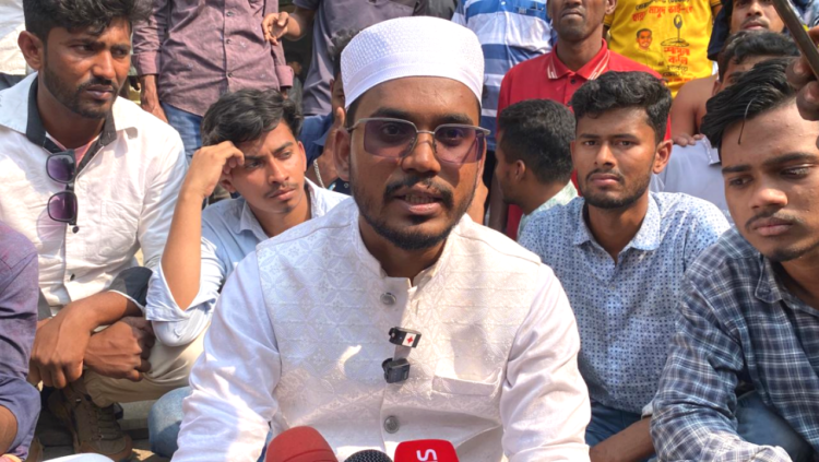 সংঘর্ষের স্থলে সড়কে অবস্থান নিয়েছেন এমপি হান্নান মাসউদ