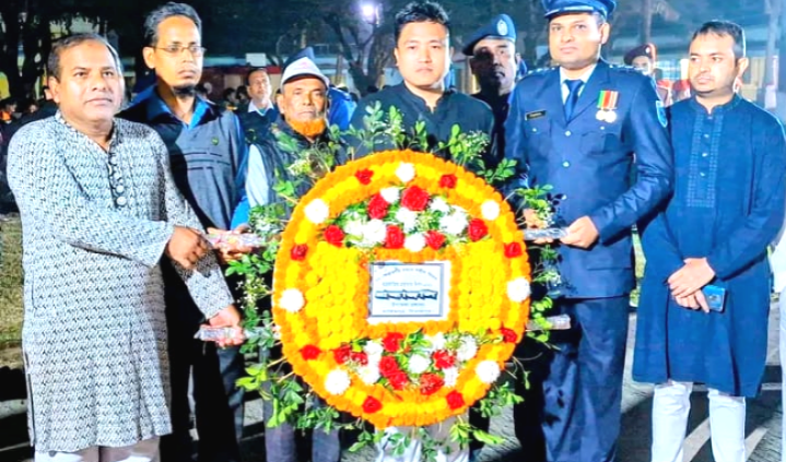 হাকিমপুরে একুশের প্রথম প্রহরে শহীদ মিনারে পুষ্পস্তবক অর্পণ
