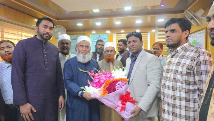 গোদাগাড়ীতে নবনির্বাচিত এমপি অধ্যাপক মুজিবুর রহমানের মতবিনিময় ও পরিচ্ছন্নতা অভিযান